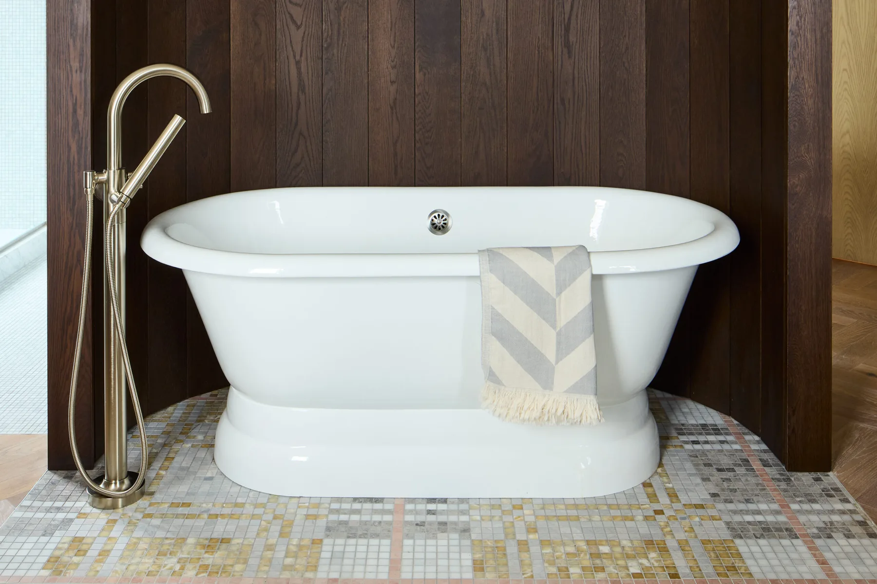 Bañera exenta en la habitación Empire.