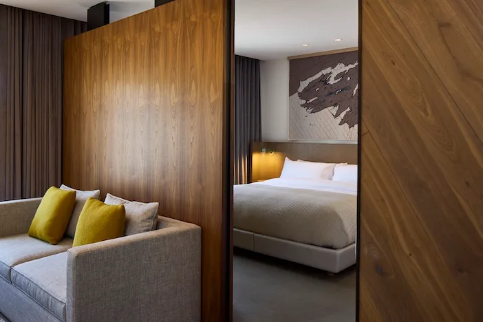 Habitación con cama y zona de estar.