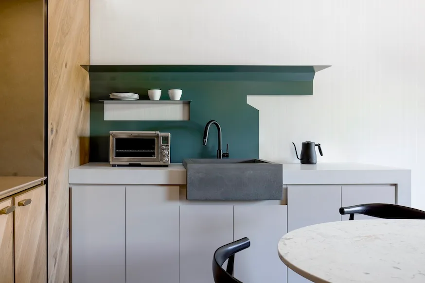 Zona de cocina con barra y fregadero en una habitación del Annex.