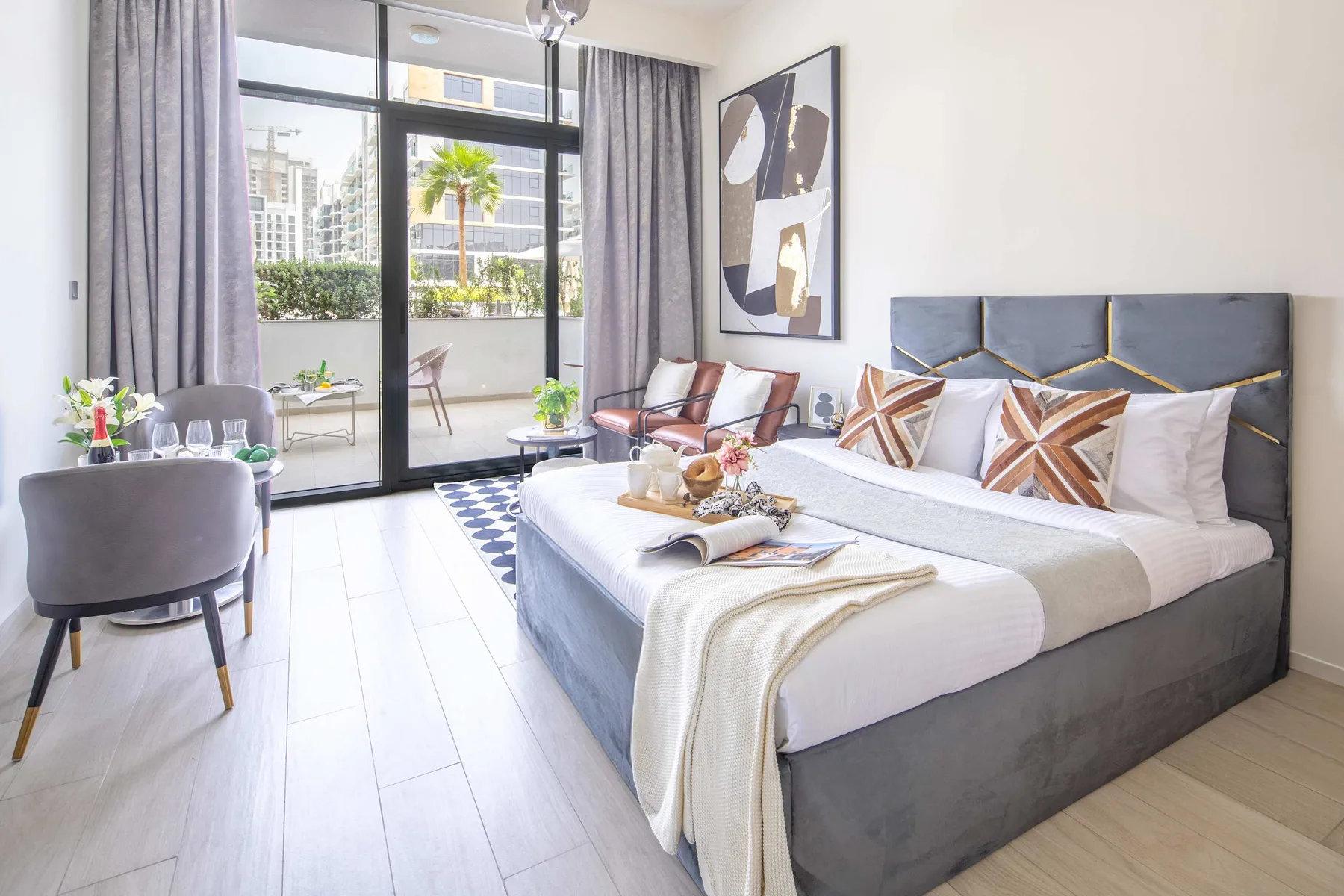 Dormitorio con una cama grande junto a ventanales.