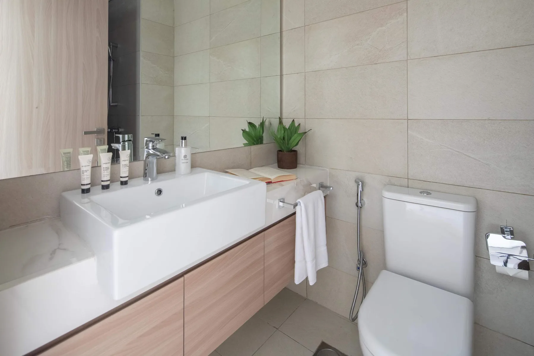 Un baño moderno con lavabo, encimera e inodoro.