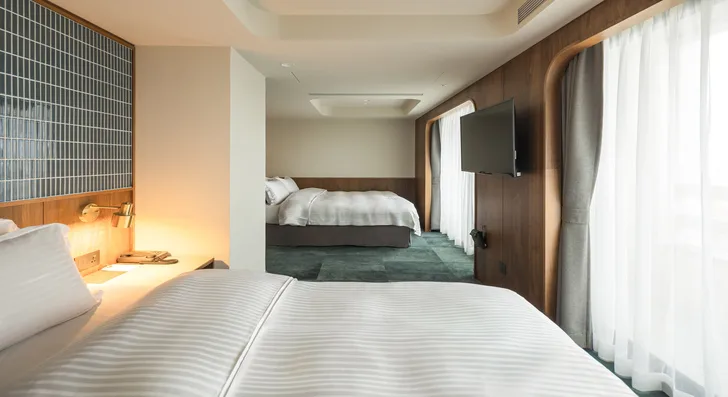 Habitación triple deluxe con una cama grande y una pequeña