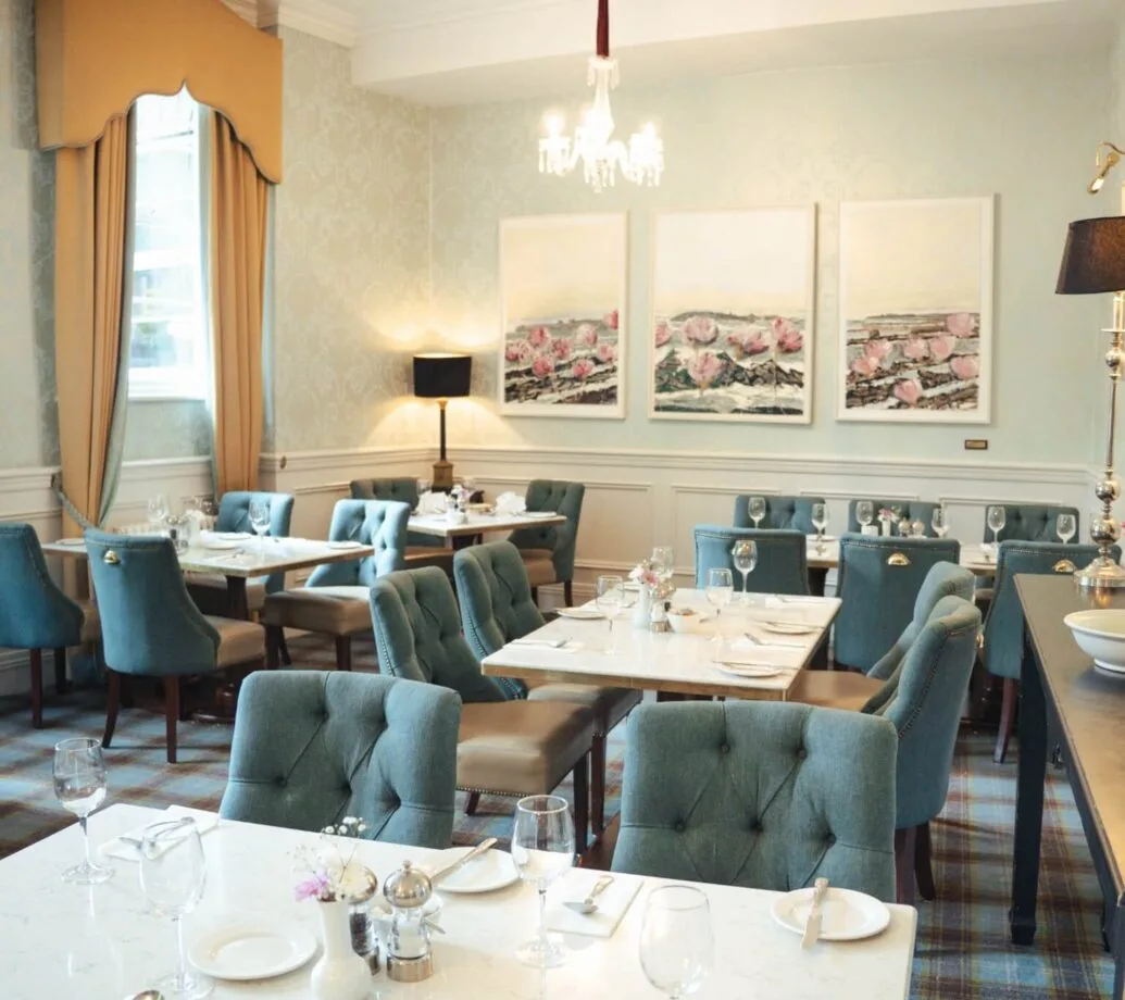 Comedor del hotel con las mesas puestas.