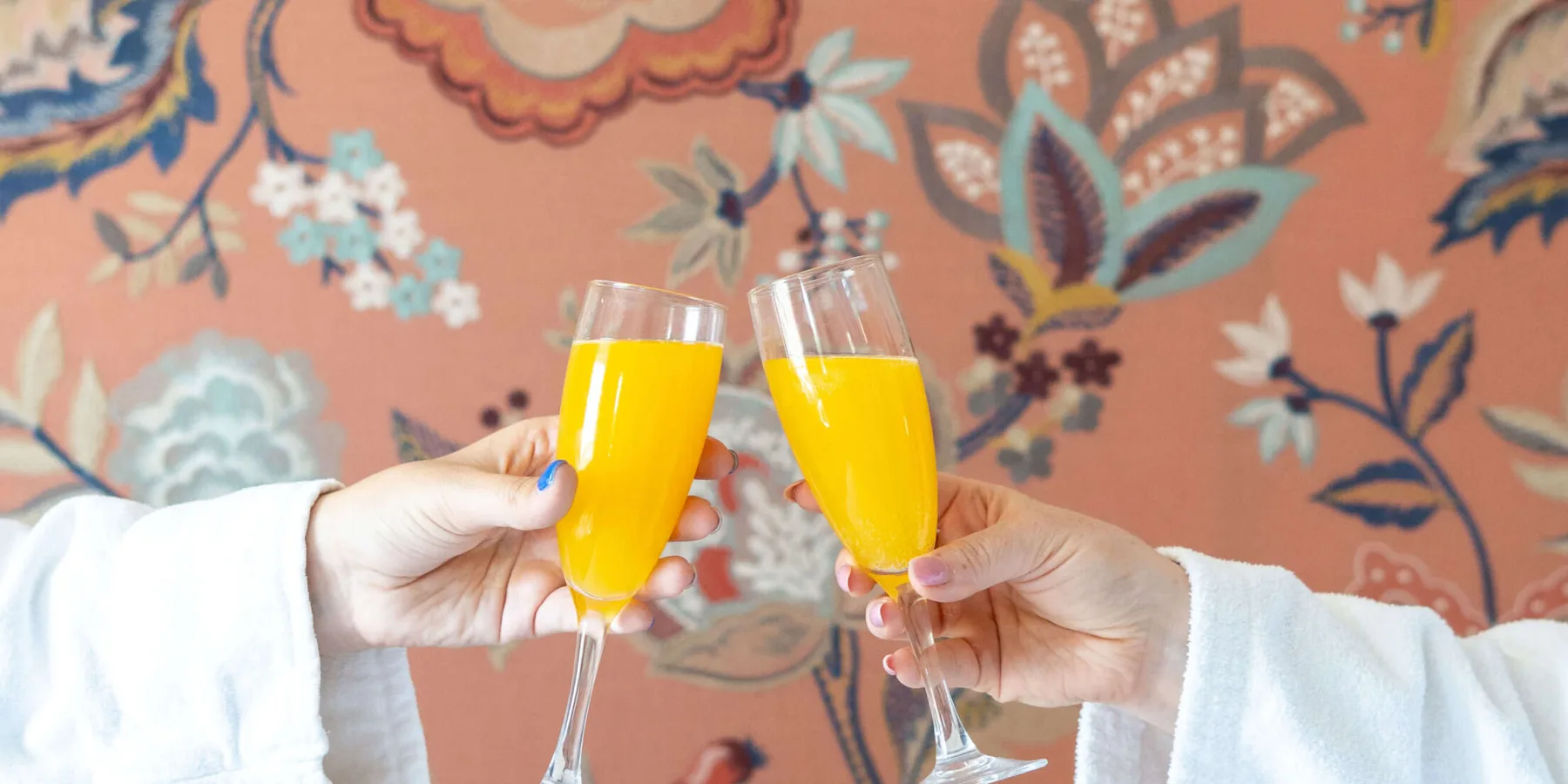 Huéspedes disfrutando de unas bebidas en una habitación de hotel.