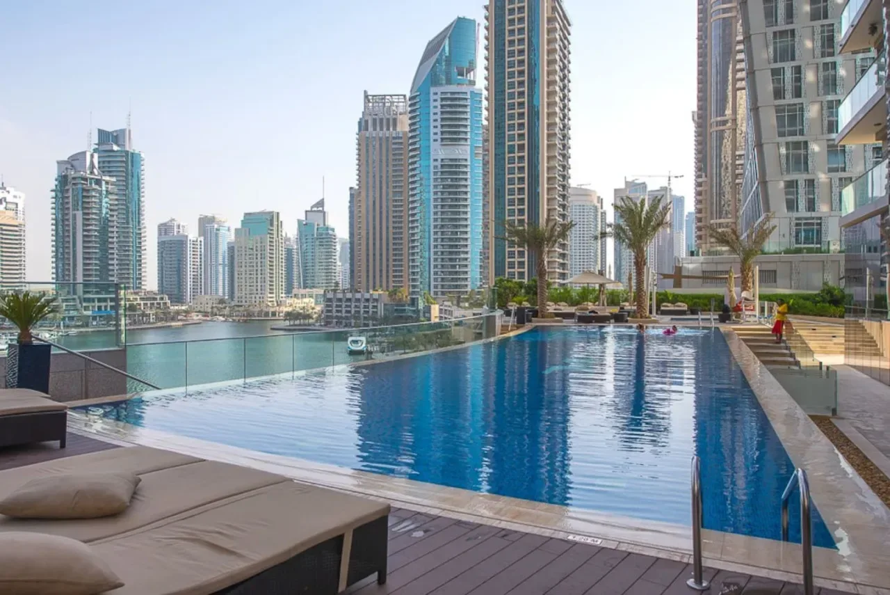 Una piscina en la azotea ofrece vistas de varios edificios altos.