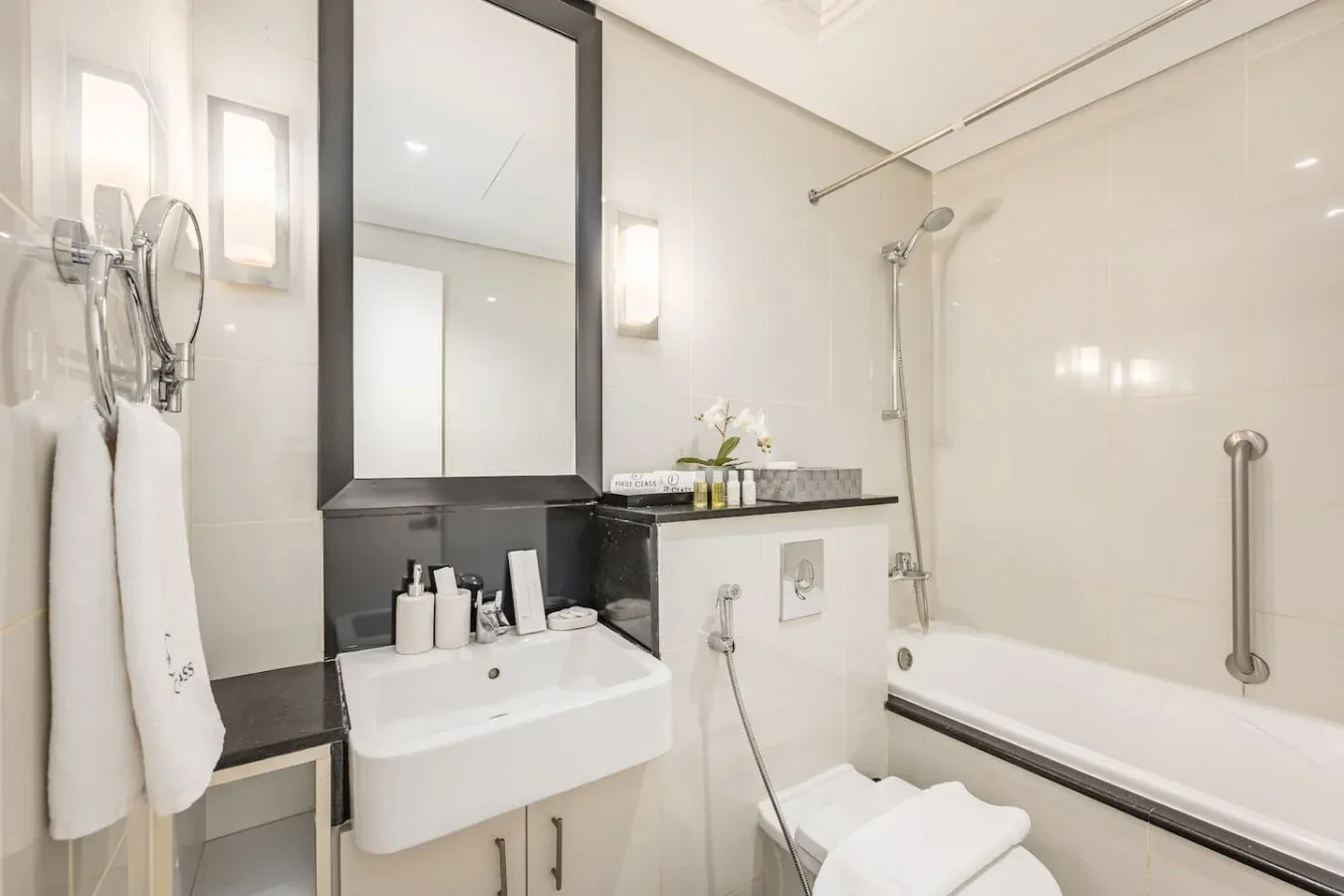 Un baño luminoso con lavabo, bañera y ducha.