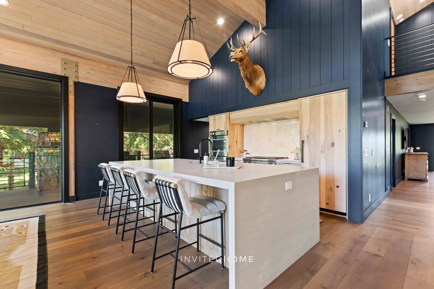 Una cocina moderna con una isla grande y asientos de barra.