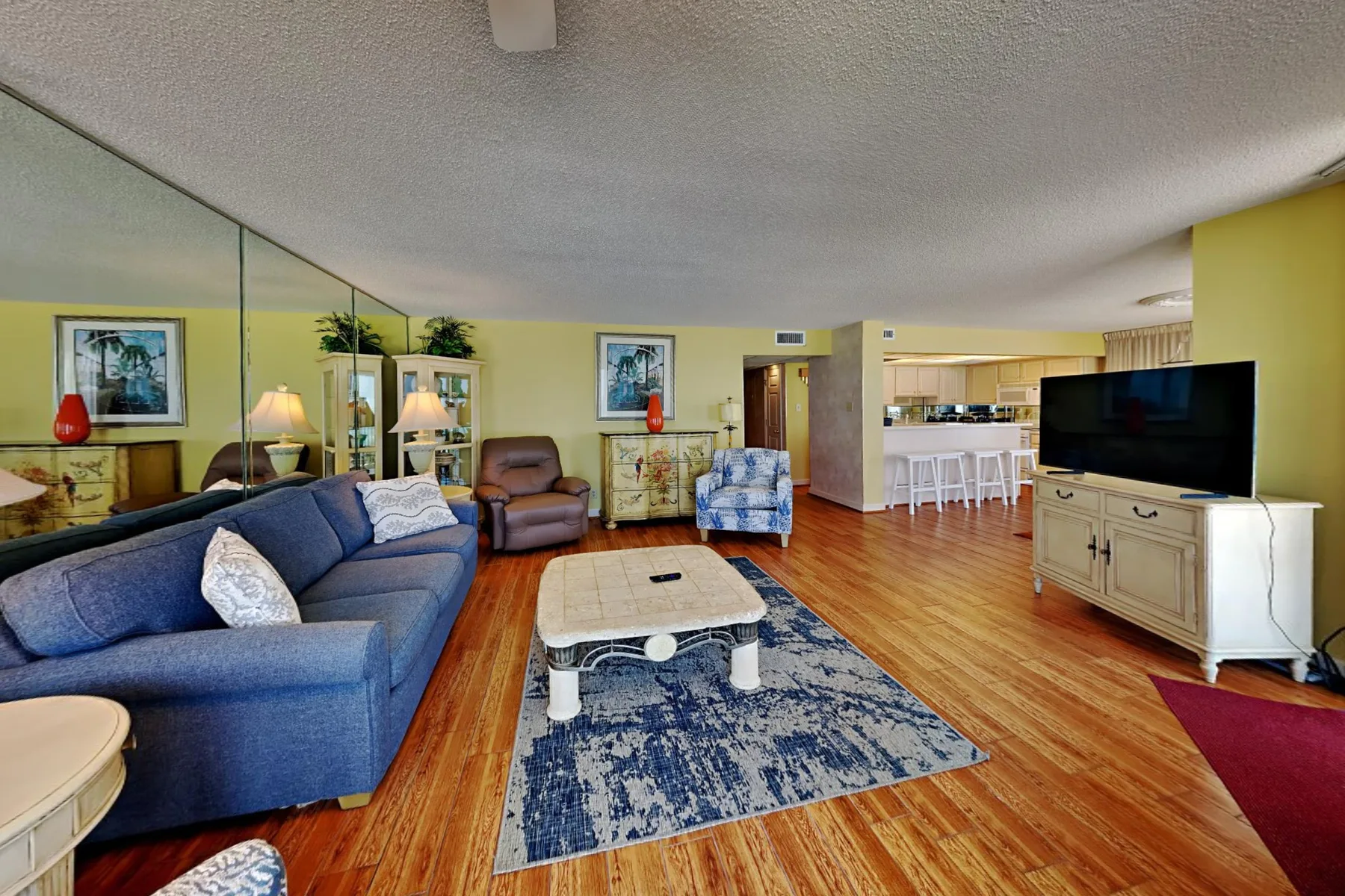 Sala de estar con asientos, una mesa de centro y un televisor.
