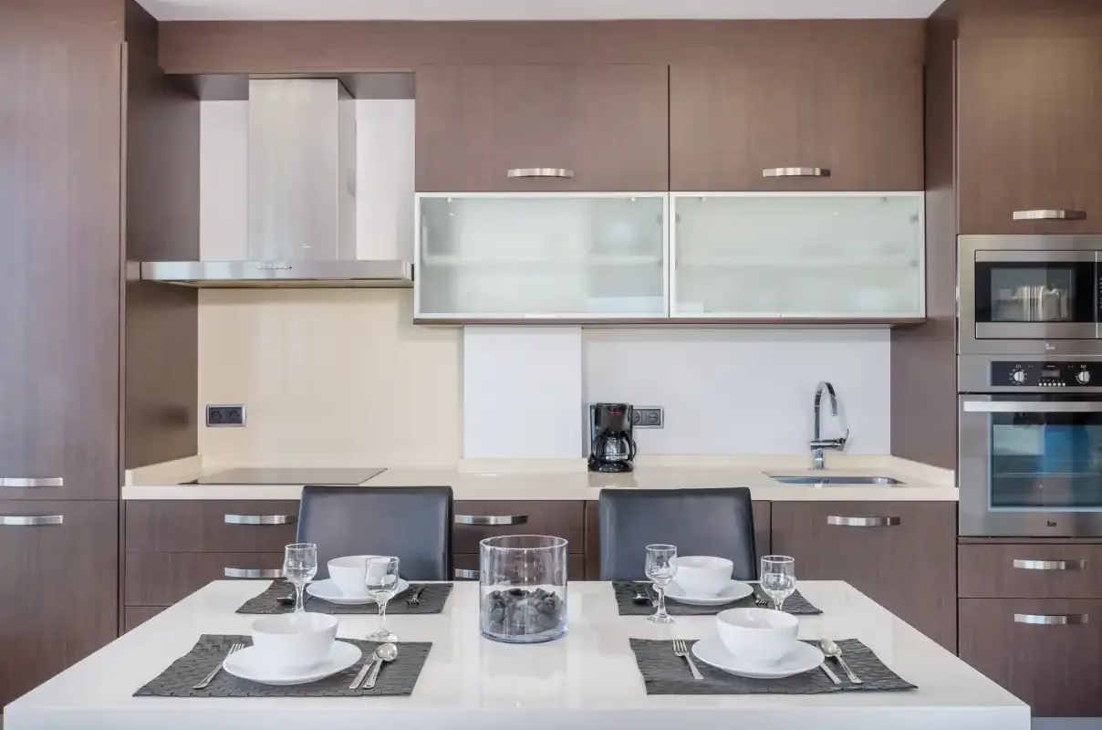 Una cocina moderna con una isla central y electrodomésticos integrados.