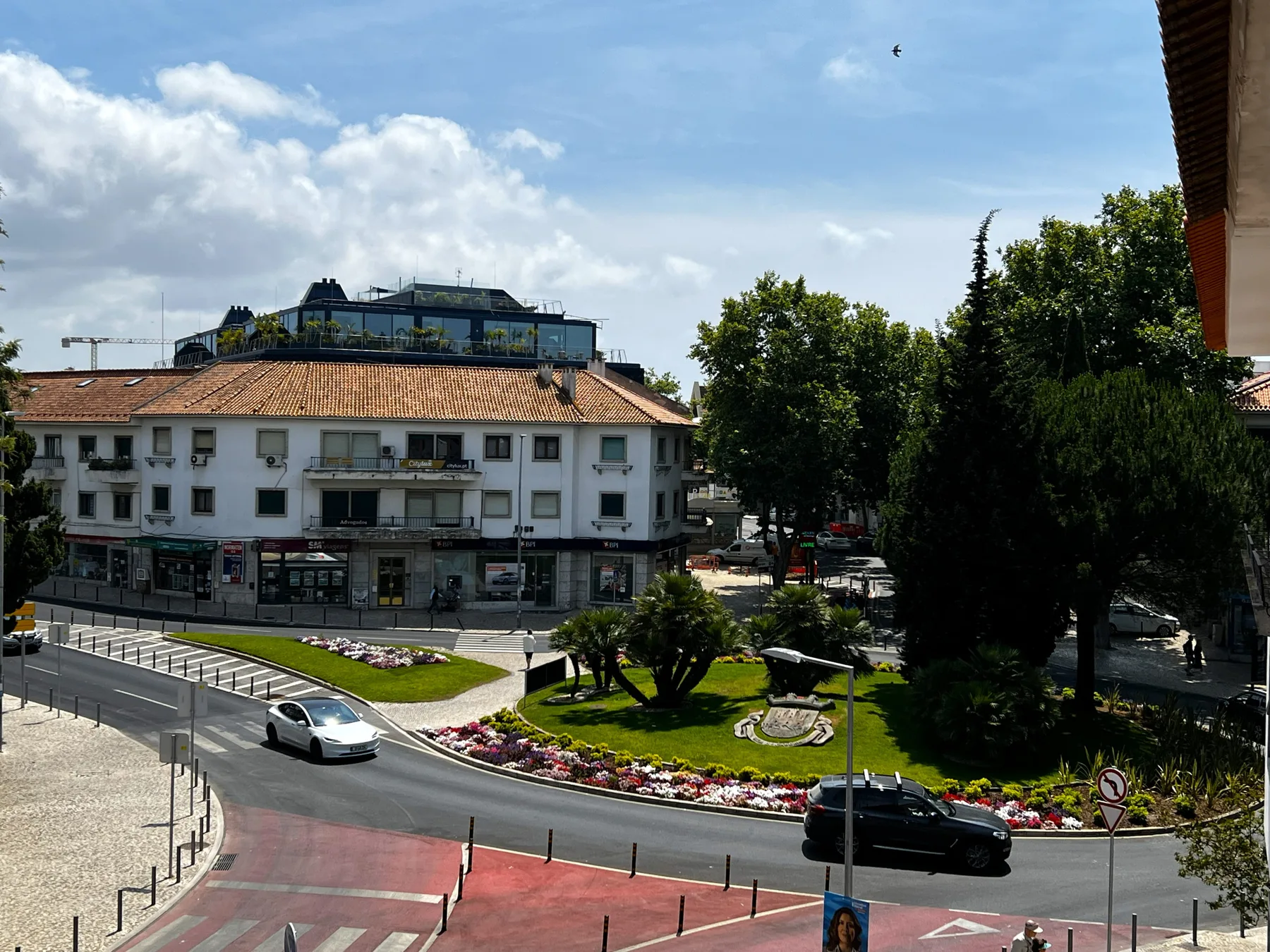 Una plaza con un jardín paisajístico y edificios alrededor.