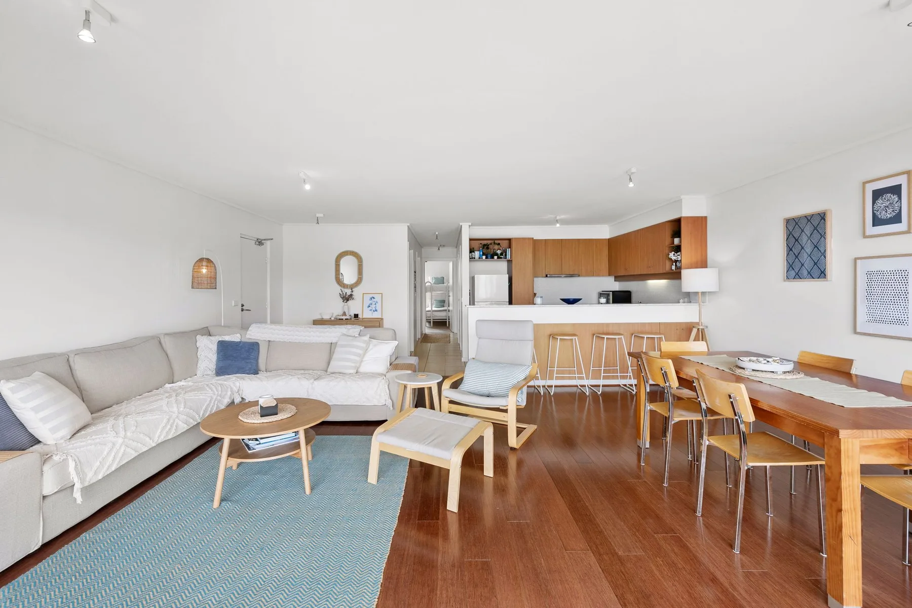Una sala-comedor de concepto abierto con cocina y zona de estar.