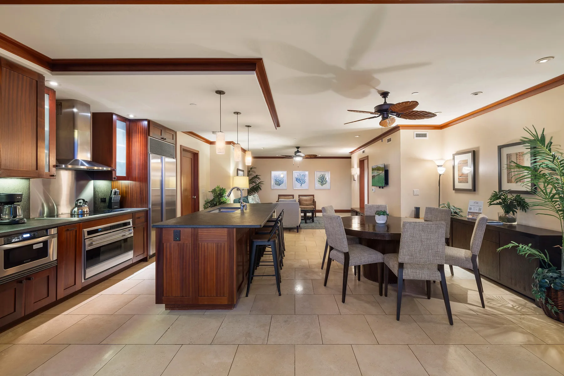 Una cocina y comedor con una isla central y una mesa larga.