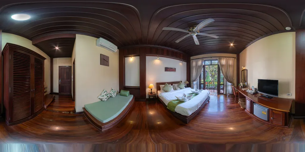 Habitación Deluxe con una cama king adicional y un diván.