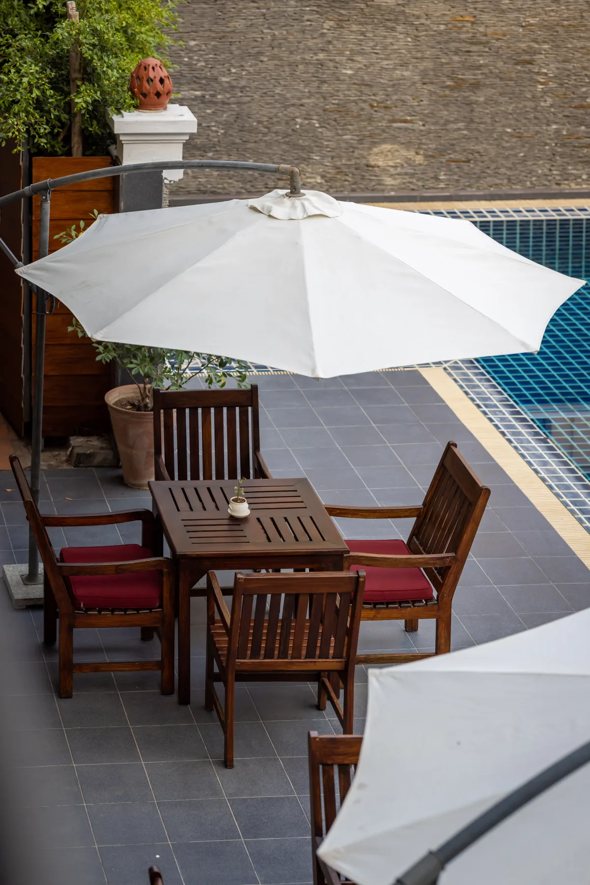 Terraza de la piscina del hotel.