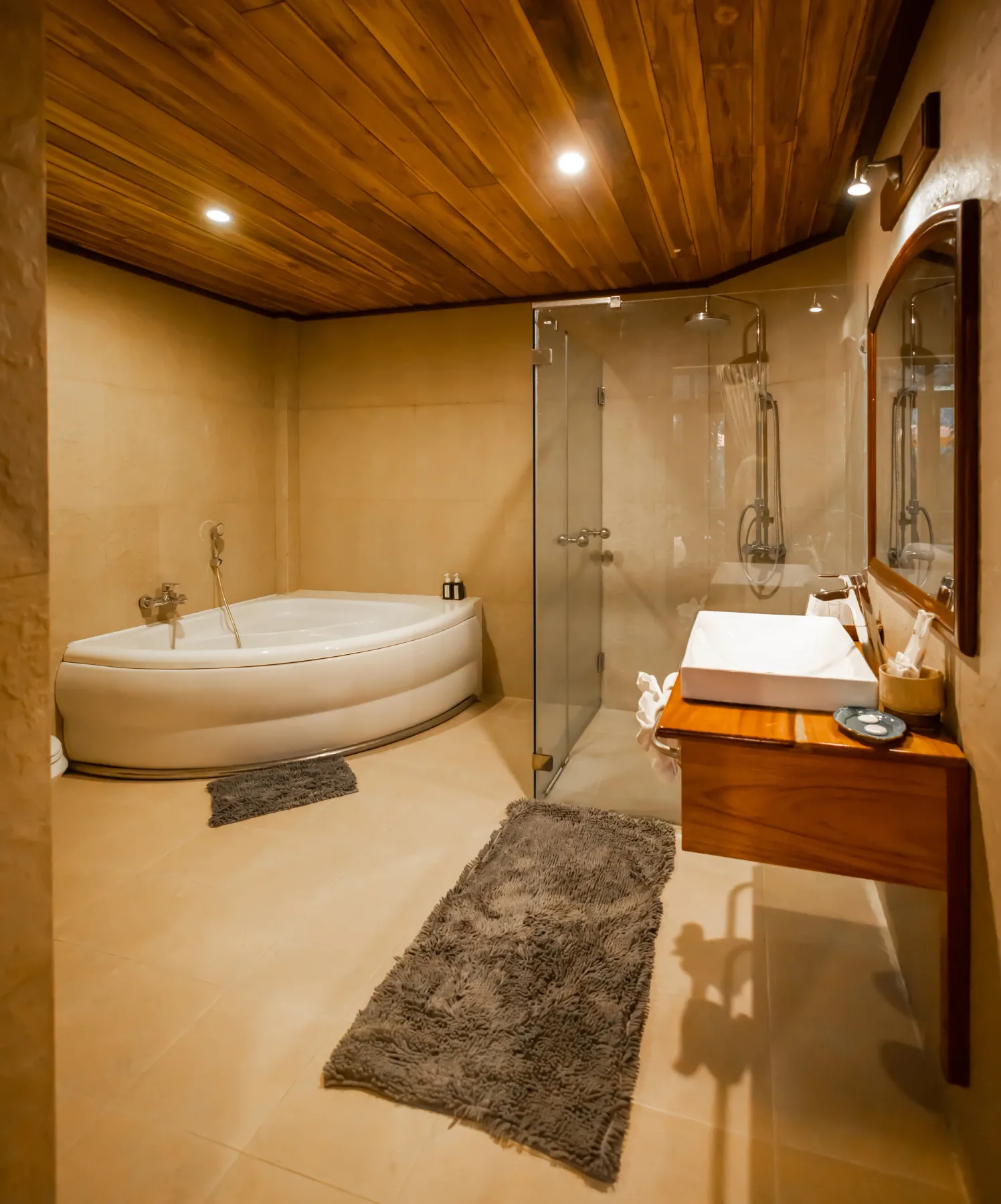 Baño del hotel con bañera.