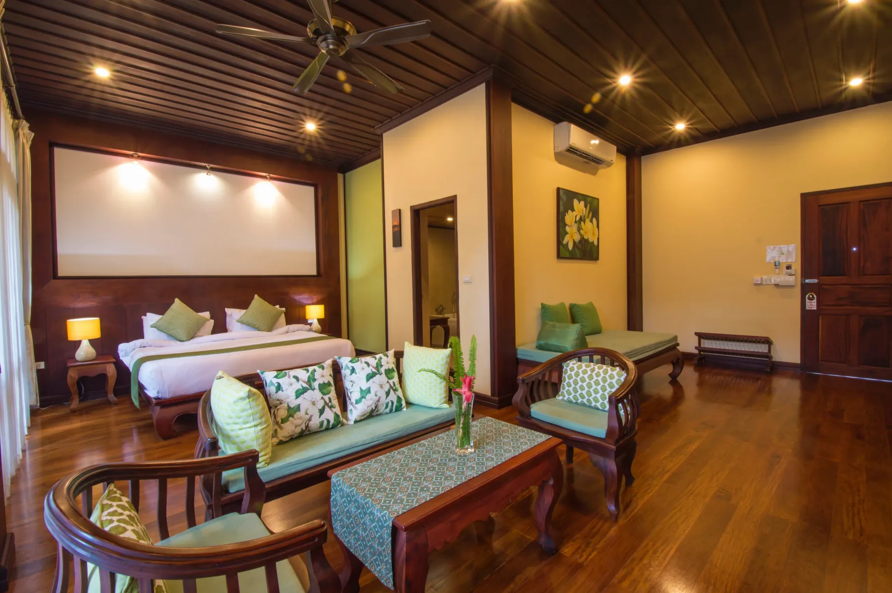 Sala de estar de la suite.