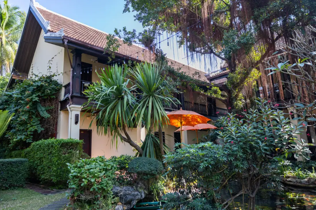 Fachada del hotel entre la vegetación del jardín.