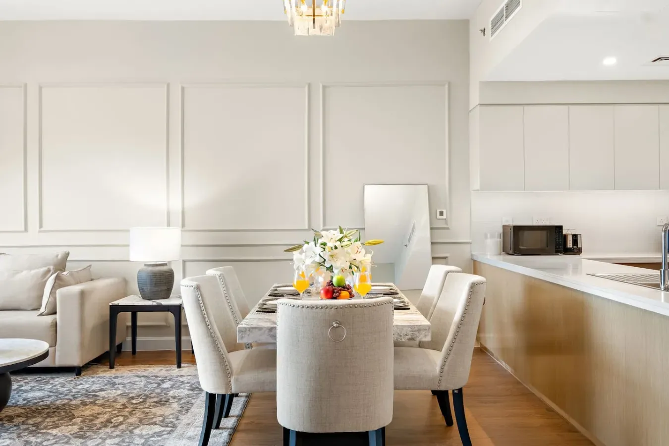 Una luminosa sala-comedor de planta abierta con una mesa junto a la cocina.