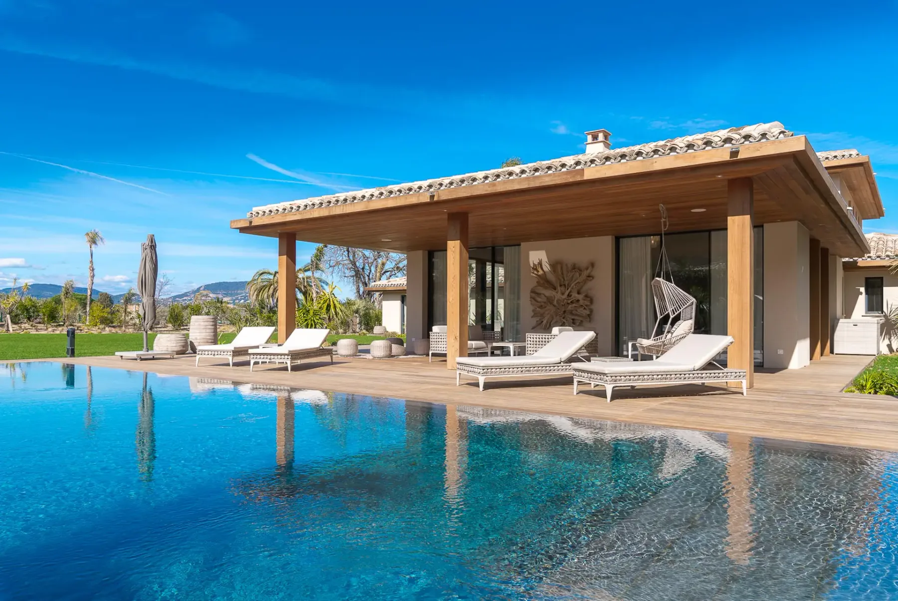 Vista desde la piscina hacia la terraza y los muebles de exterior