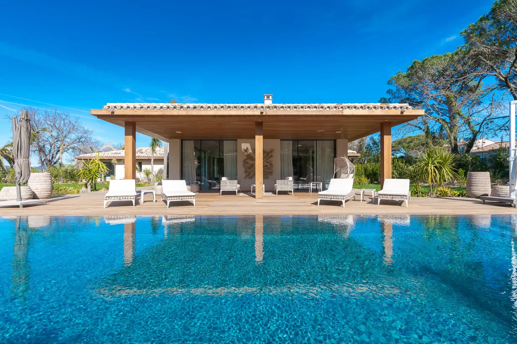 Vista de la piscina y la casa desde el patio trasero