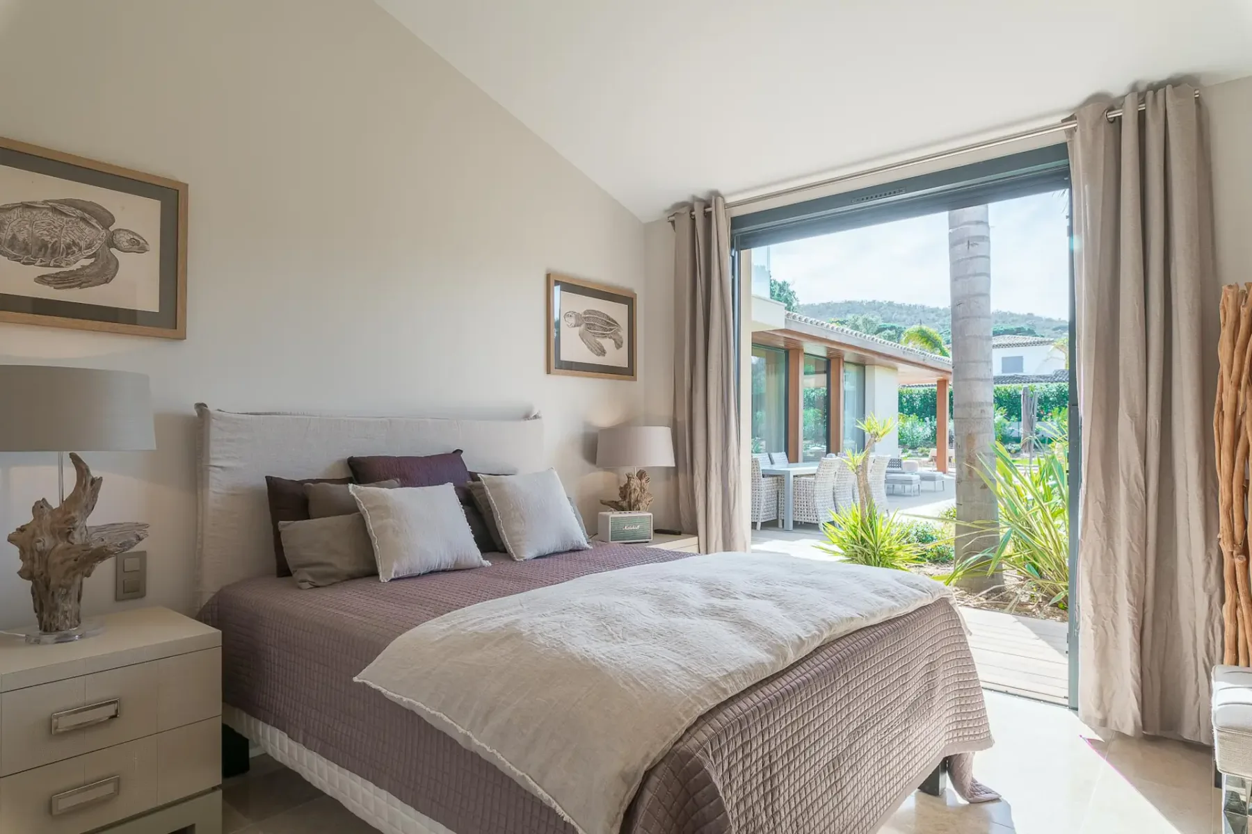 Cama doble con una puerta corredera de cristal a la izquierda
