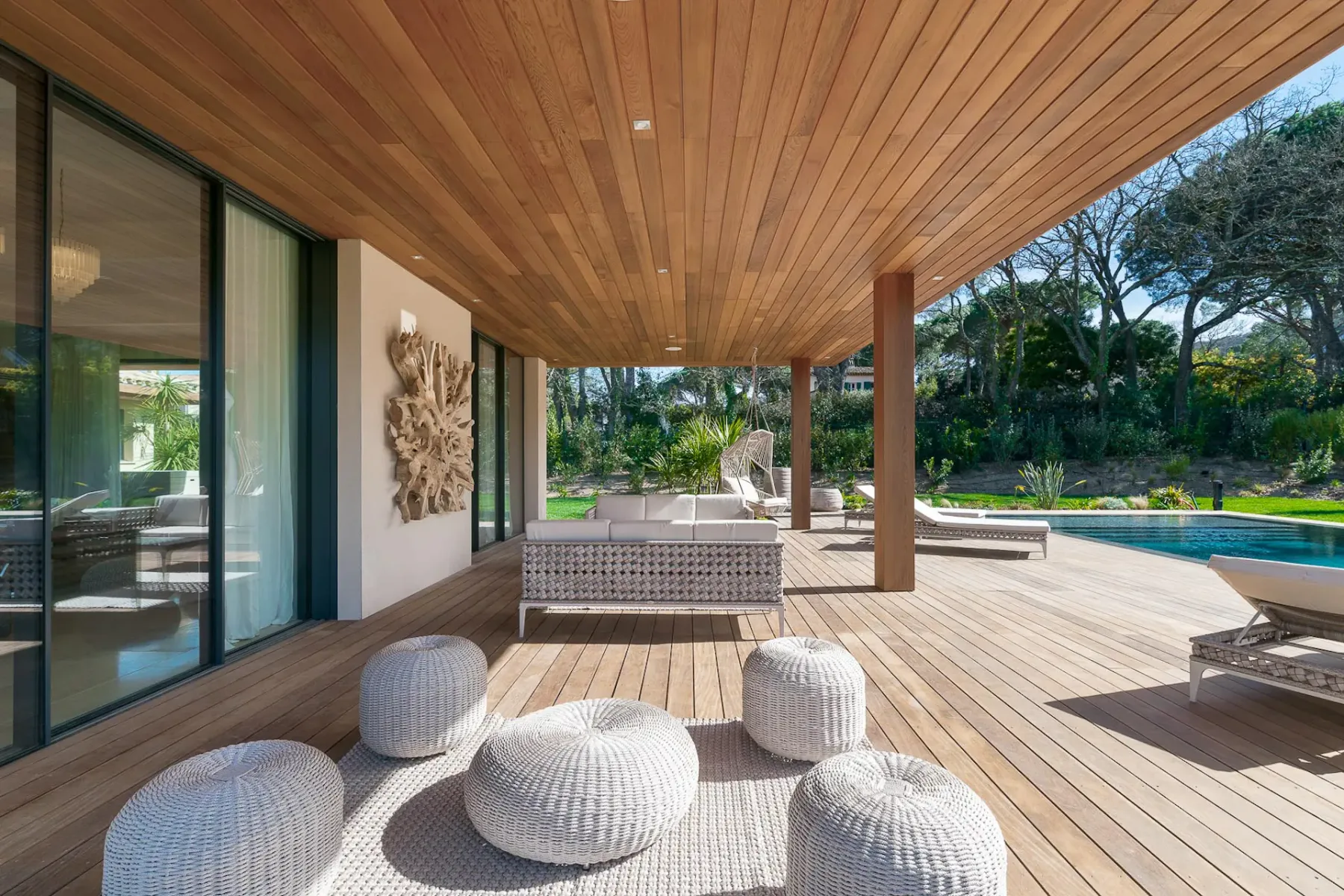 Terraza en el patio trasero con suelo de madera y muebles