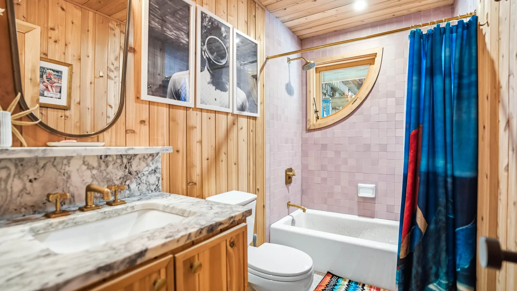 Un baño con bañera, cortina de ducha, inodoro y tocador.