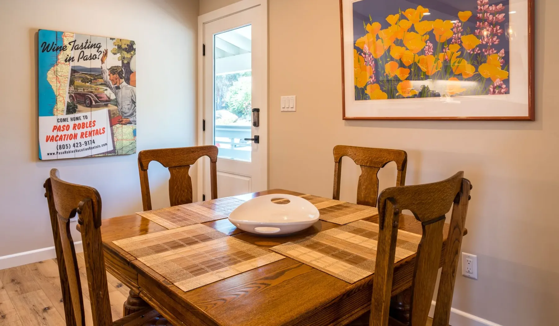 Un comedor con una mesa de madera y un cuenco poco profundo.