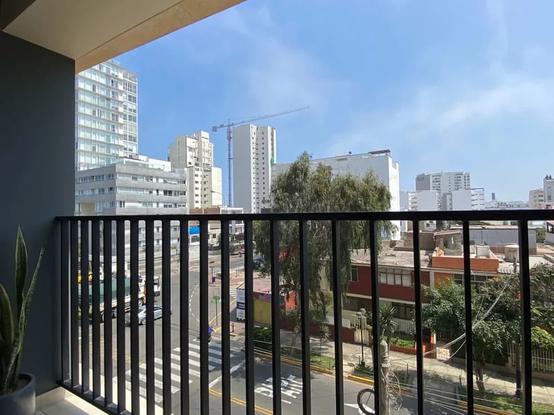 Deluxe 2BR w/ Balcony & View in Miraflores