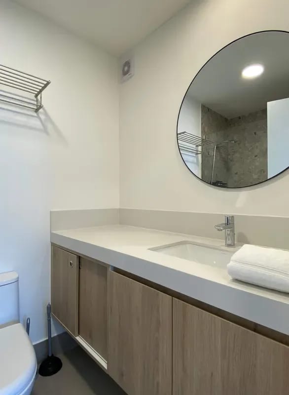 Deluxe 2BR w/ Balcony & View in Miraflores