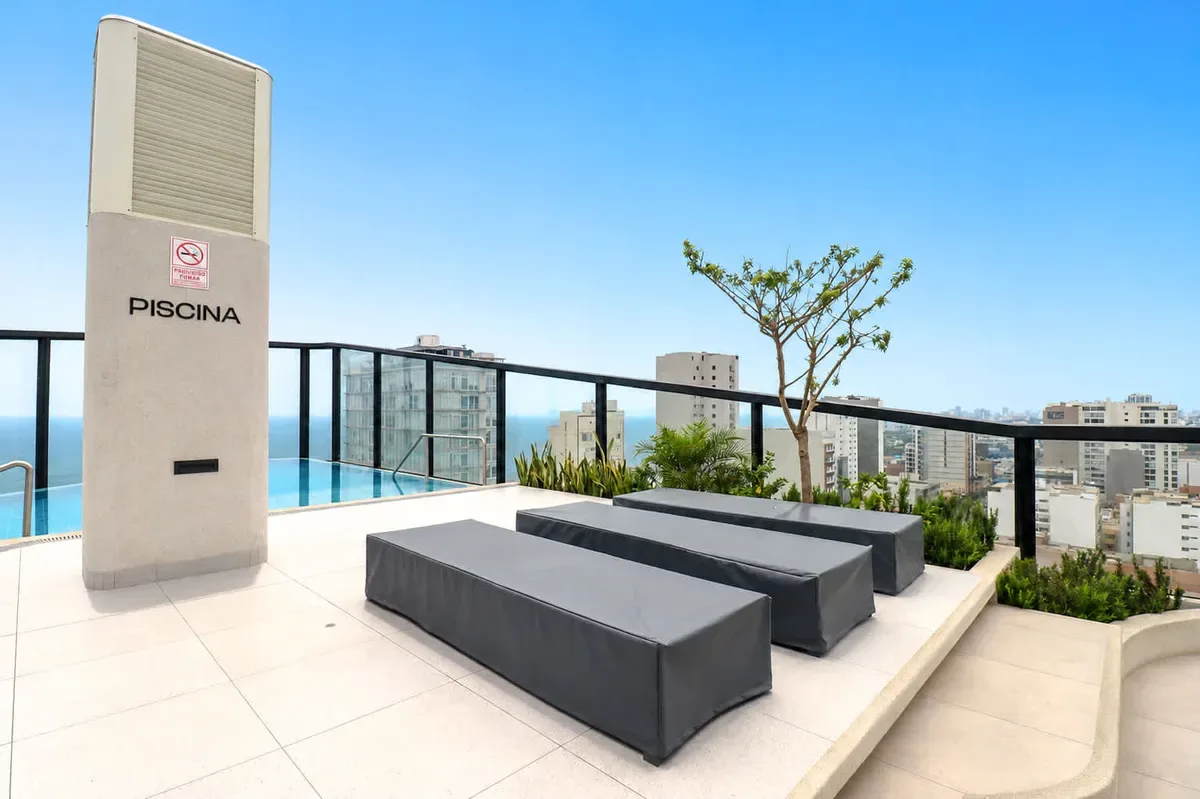 Deluxe 2BR w/ Balcony & View in Miraflores