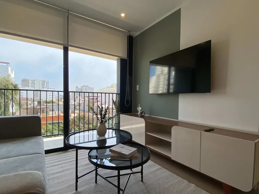 Deluxe 2BR w/ Balcony & View in Miraflores