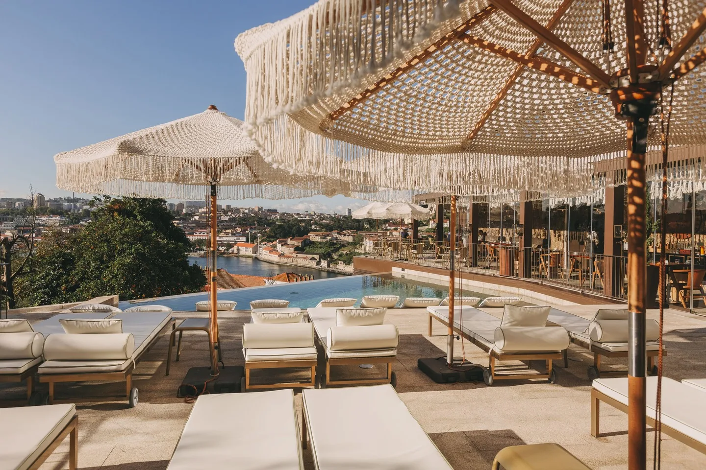 Vista de la piscina en Torel Avantgarde