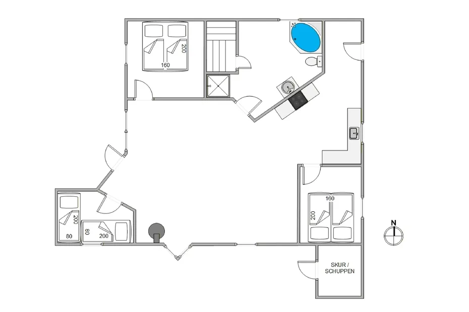 Un plano muestra varias habitaciones, camas, accesorios de baño y un espacio central abierto.