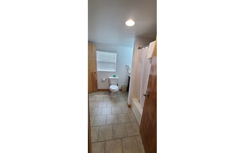 Habitación con dos camas dobles y bañera