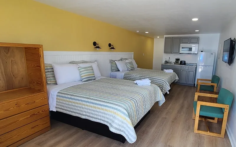 Habitación con dos camas queen y cocina pequeña
