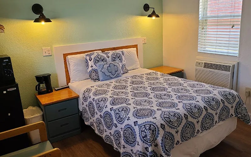Habitación con una cama queen