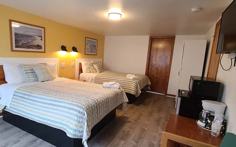 Habitación con dos camas dobles y bañera
