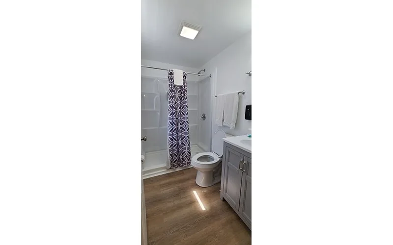 Habitación con dos camas queen y cocina pequeña