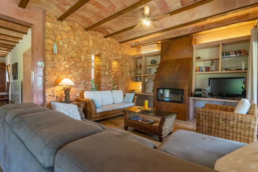 Una sala de estar con asientos alrededor de una mesa de centro y una chimenea.
