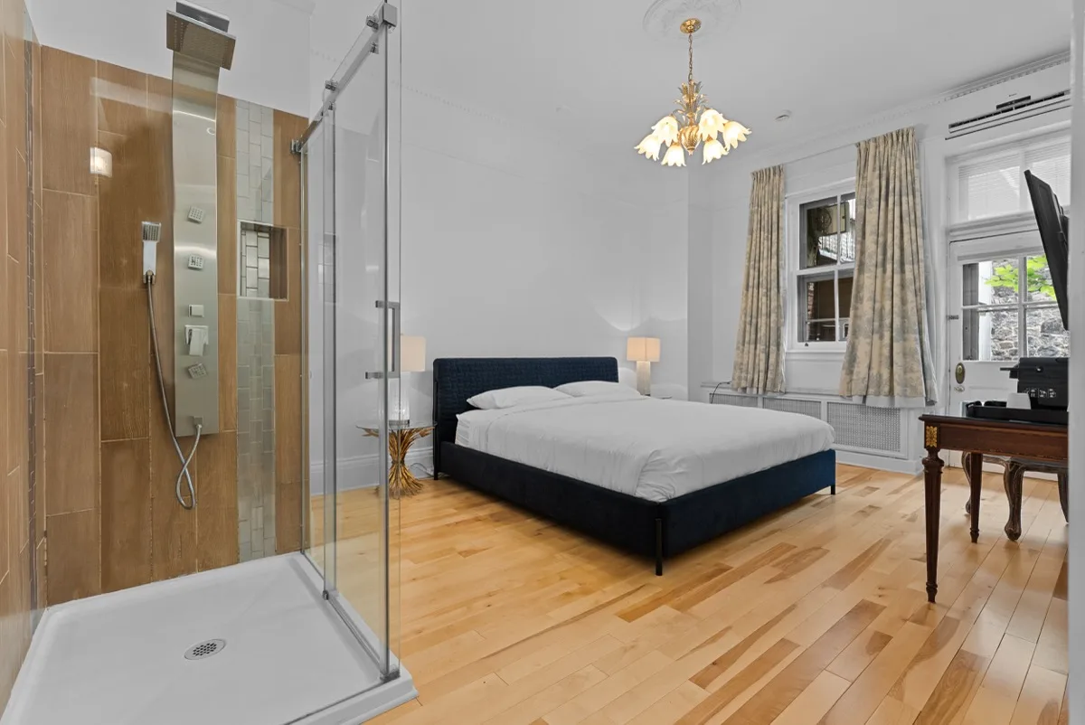 Habitación con cama king y acceso al jardín