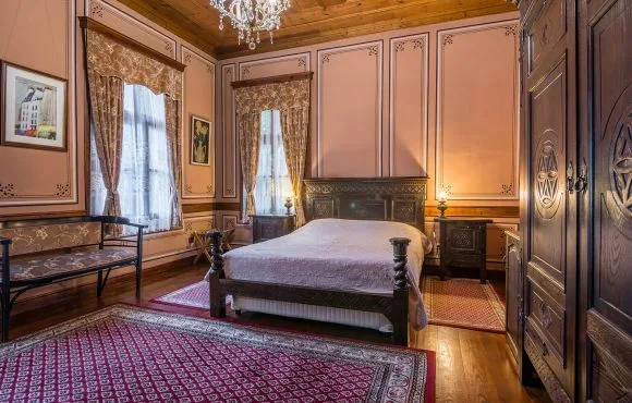 Habitación doble de estilo antiguo con cama doble