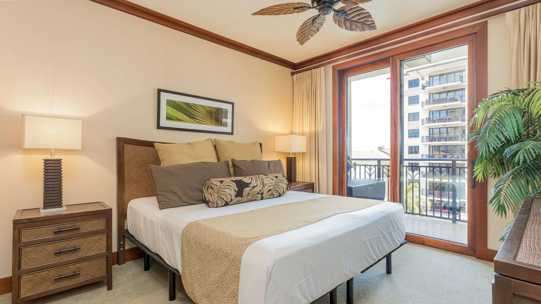 Un dormitorio con una cama bien arreglada junto a una ventana amplia.