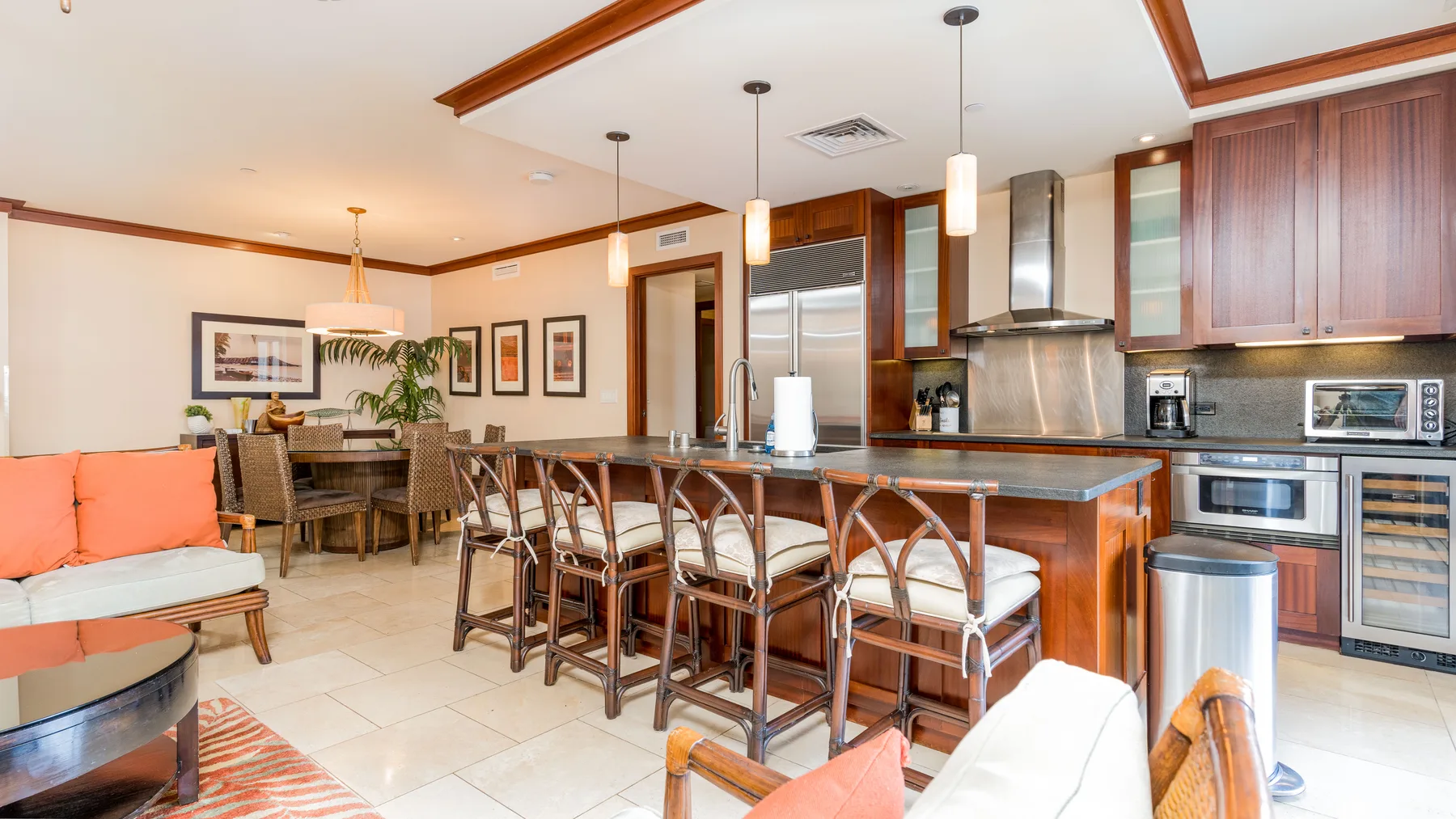 Cocina y comedor de concepto abierto con una isla central y asientos.