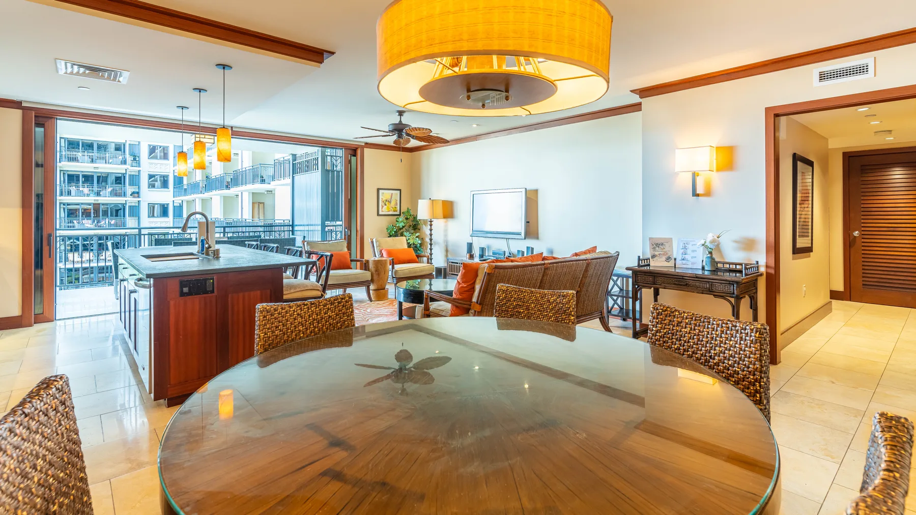 Una sala-comedor de planta abierta con una isla de cocina y asientos.