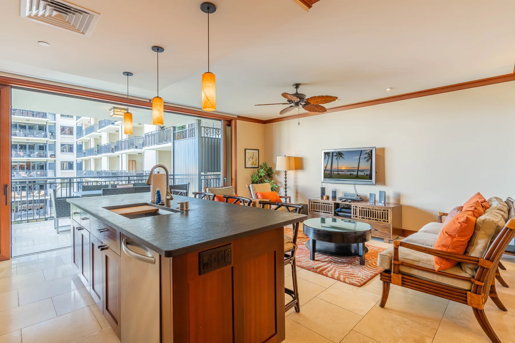 Una sala de estar y cocina de concepto abierto con una isla grande y asientos.