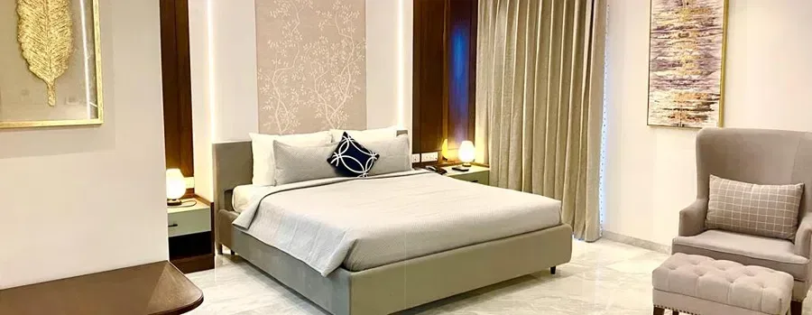 Habitación ejecutiva con cama king size y zona de estar
