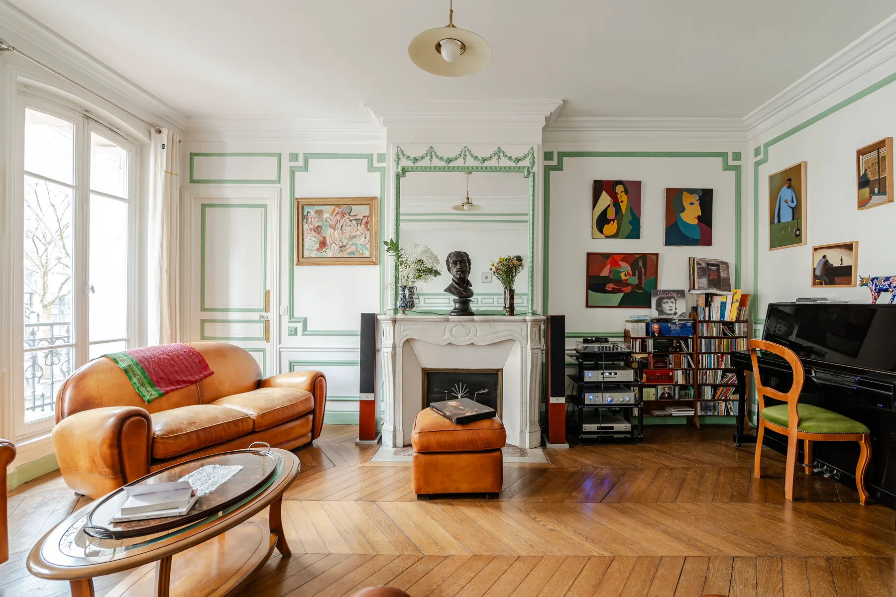 Una luminosa sala de estar con chimenea, asientos y estanterías.