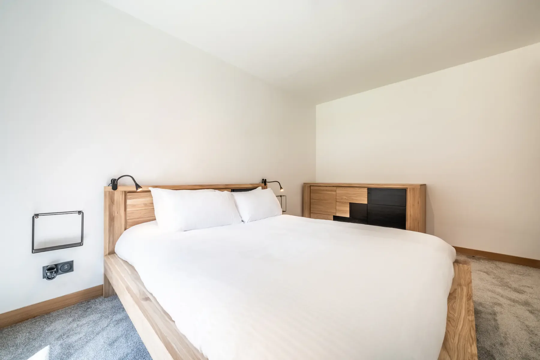 Acogedor dormitorio doble con vistas del apartamento familiar Elouera en Les Gets