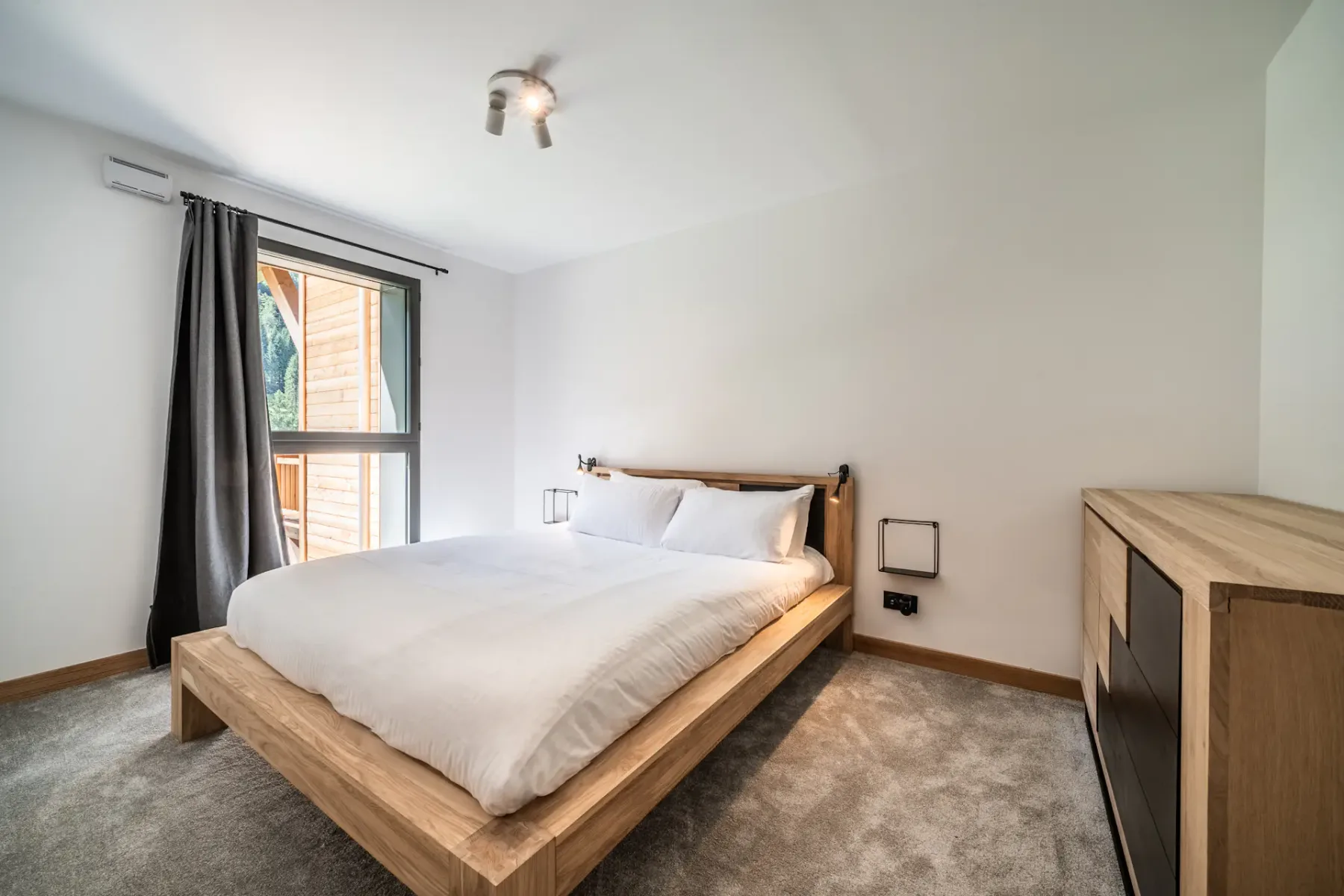 Acogedor dormitorio doble con vistas del apartamento familiar Elouera en Les Gets